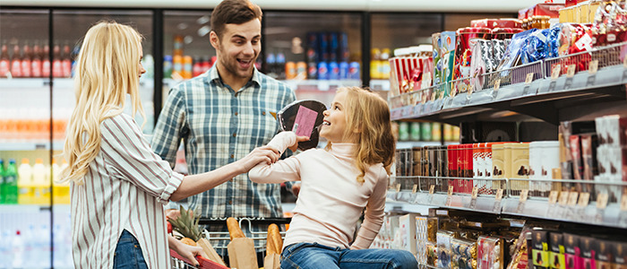 Familia agregando productos a un carrito de compras