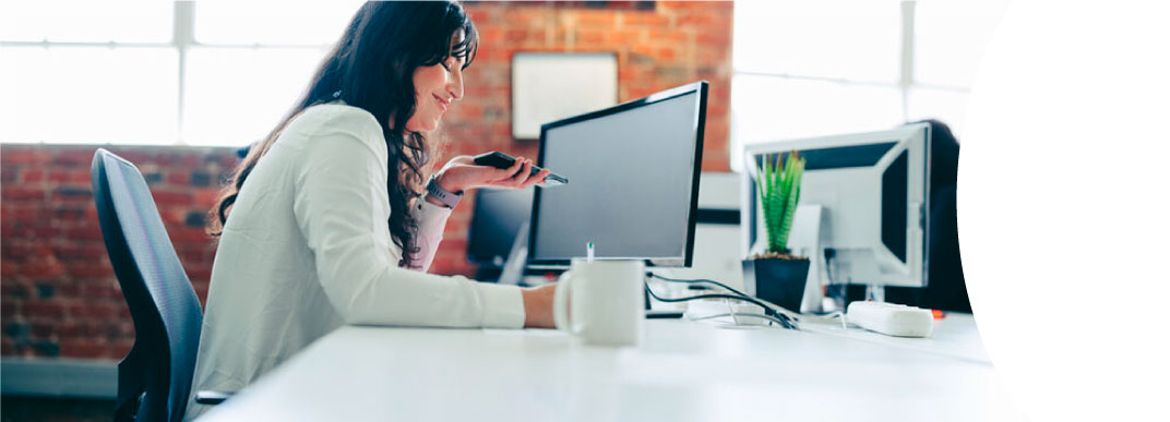 Persona trabajando en un computador